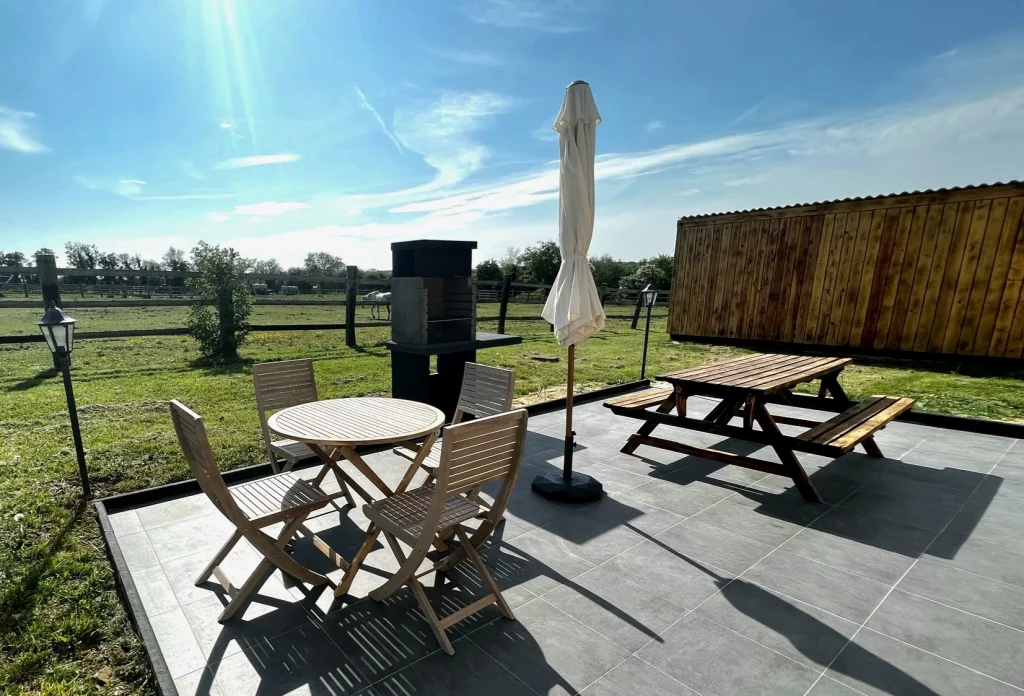La terrasse du ciitage du gîte de normandie de le clos de baron sur odon